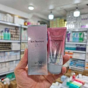 ضد آفتاب بی رنگ کراتین کوئین مدل UV spf50